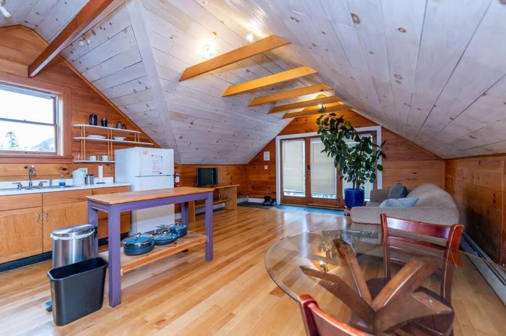 Bright And Cozy Treehouse Apartment 伯灵顿 外观 照片