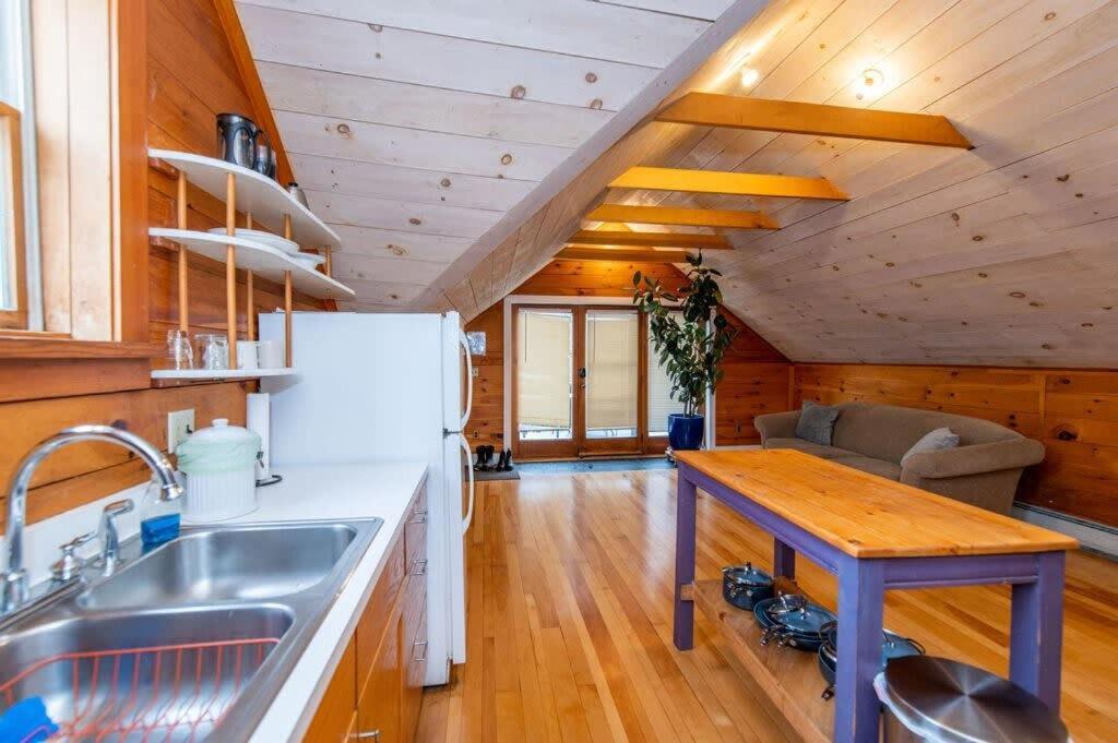 Bright And Cozy Treehouse Apartment 伯灵顿 外观 照片