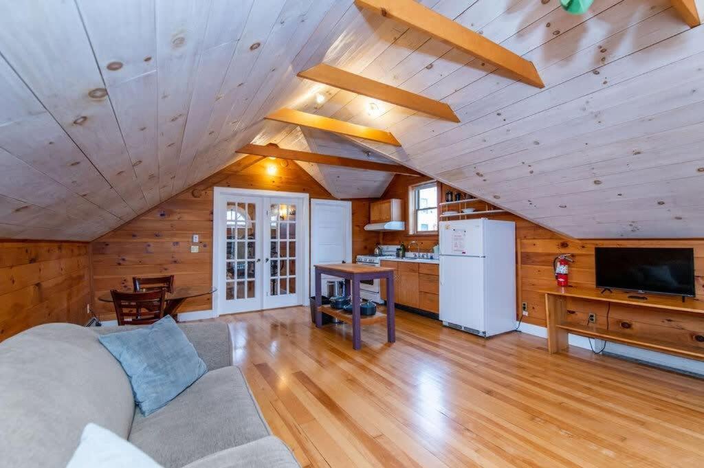 Bright And Cozy Treehouse Apartment 伯灵顿 外观 照片