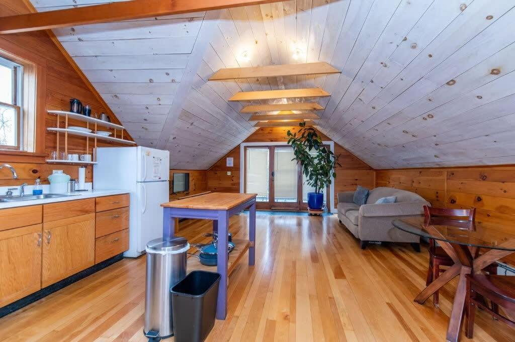 Bright And Cozy Treehouse Apartment 伯灵顿 外观 照片