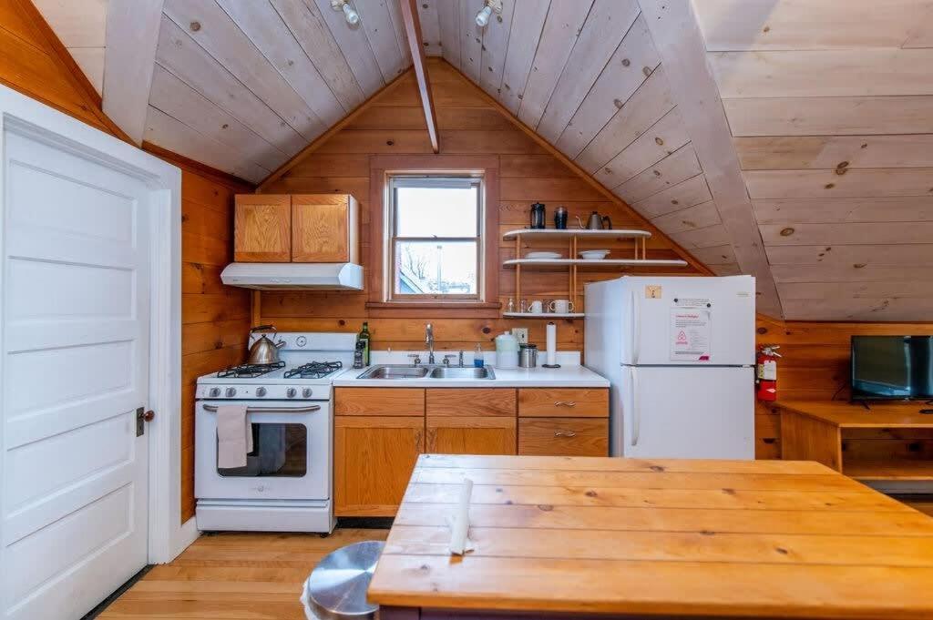Bright And Cozy Treehouse Apartment 伯灵顿 外观 照片