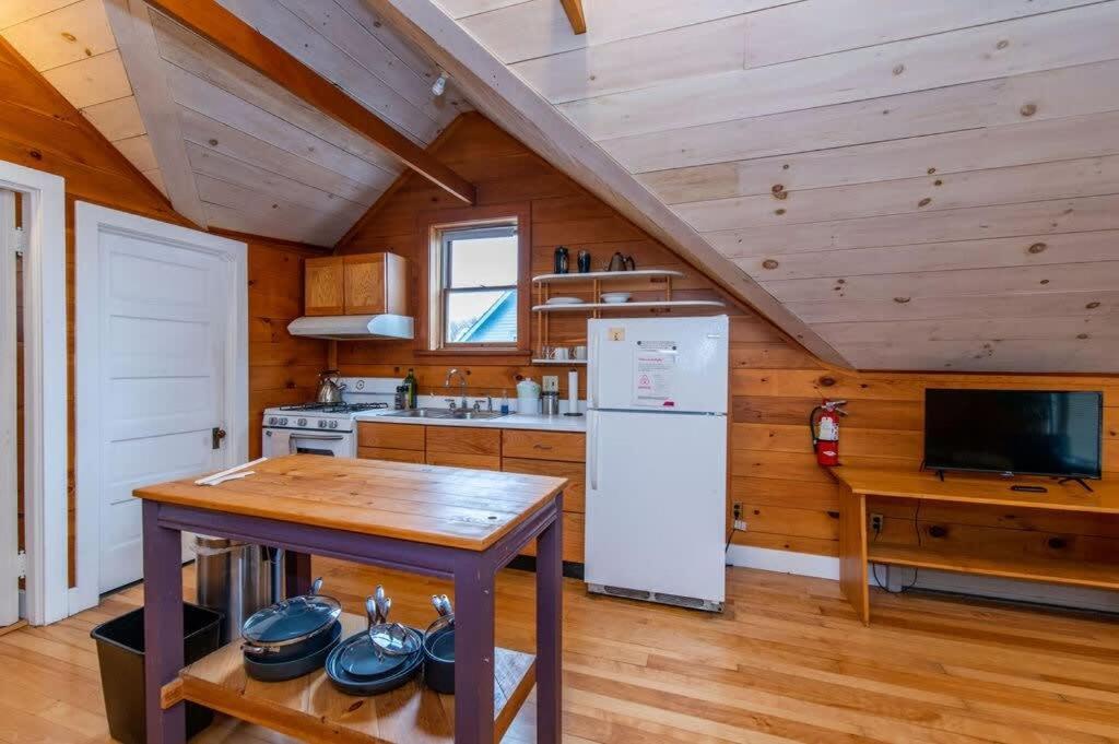 Bright And Cozy Treehouse Apartment 伯灵顿 外观 照片