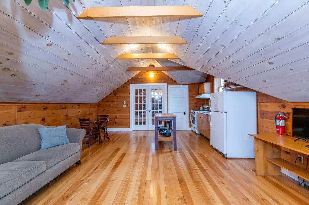 Bright And Cozy Treehouse Apartment 伯灵顿 外观 照片
