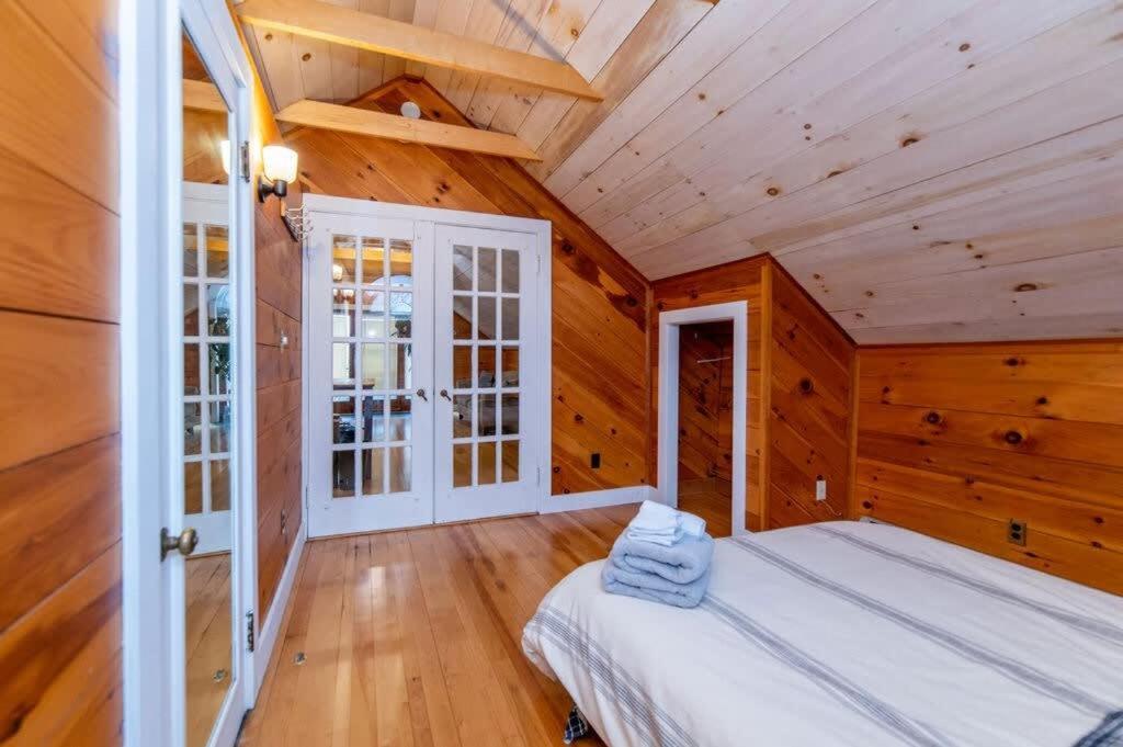 Bright And Cozy Treehouse Apartment 伯灵顿 外观 照片